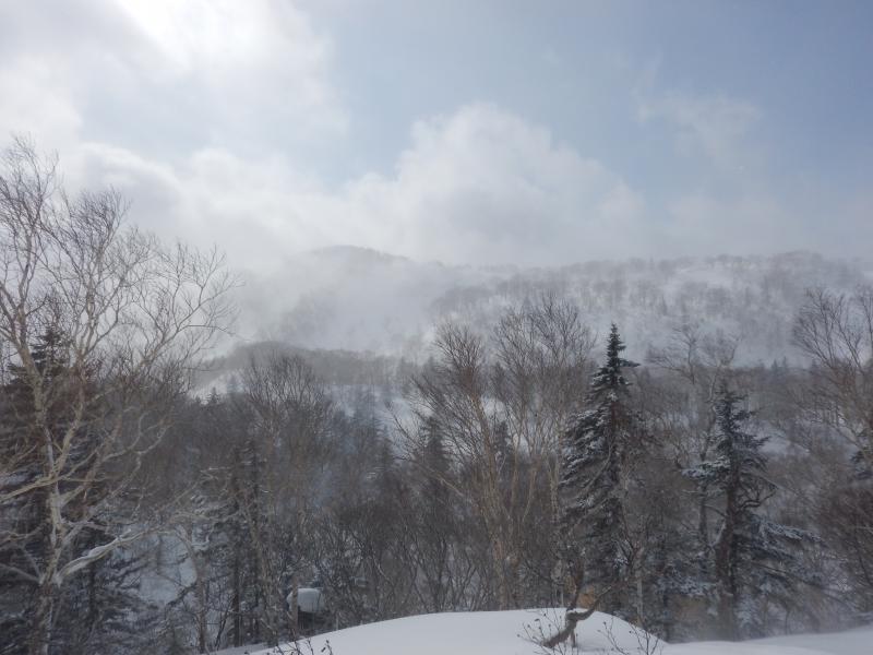 雲の合間から見えた空沼岳のピーク